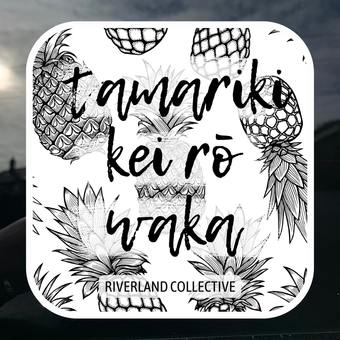 Pineapple - tamariki kei rō waka